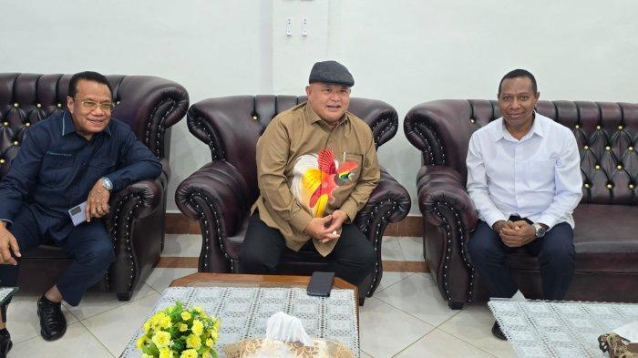 Anggota DPR RI RI Dapil Papua Selatan, Sulaiman Hamzah (baju biru gelap), Ketua Forkoma PMKRI Hermawi F Taslim dan Pj Gubernur Papua Selatan Apolo Safanpo (baju putih) di ruang VIP Bandara Mopah Merauke, Senin (8/4/2024)