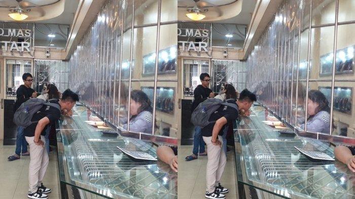 JUAL BELI EMAS - Suasana Toko Mas Gintar di Jalan Pringgan, Kota Medan pada Jumat (11/4/2025). Baru-baru ini viral video seorang ibu membeli emas seharga Rp 6,7 juta pada tahun 2005 dan menjualnya pada tahun 2024 menjadi Rp 52 juta di toko tersebut. 
