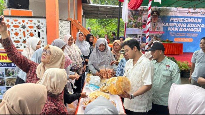Wakil Wali Kota Jambi, Diza Hazra Aljosha pada peresmian “Kampung Edukasi Nan Bahagia” di Kelurahan Bakung Jaya, Kota Jambi