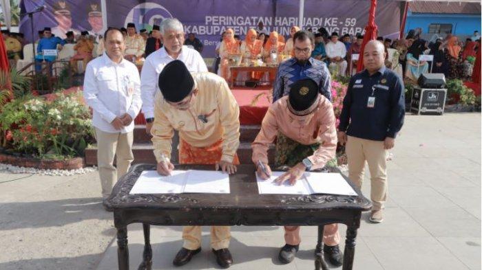 SKK Migas PetroChina International Jabung Ltd menyerahkan bantuan program peningkatan jalan, pembangunan gedung serbaguna hingga beasiswa usai upacara hari jadi Kabupaten Tanjung Jabung Barat ke-59 di alun-alun, Kota Kuala Tungkal, Sabtu (10/8/2024).
