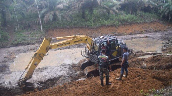 TMMD ke 122 Kodim 0420 Sarko melanjutkan pengerjaan pembangunan sumur bor dan kolam ikan di Desa Bedeng Rejo Kecamatan Bangko Barat, Kabupaten Merangin, Jambi.