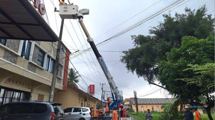 INSPEKSI - PLN ULP Telanai Pura Jambi rutin melakukan inspeksi dan perbaikan terhadap infrastruktur kelistrikan, seperti pemeriksaan kabel, trafo, hingga peremajaan tiang listrik yang sudah tidak layak.