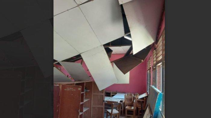 AMBRUK - Plafon SDN 113 Desa Baru Kecamatan Mestong, Kabupaten Muaro Jambi ambruk