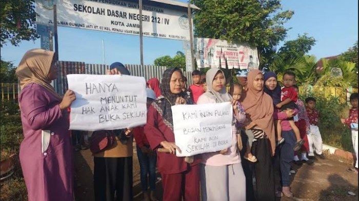Puluhan emak-emak geruduk gedung SD 212 Kota Jambi, Kamis (13/6/2024).