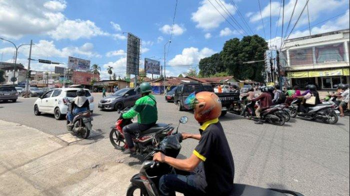 Sudah dua hari lampu lalu lintas atau traffic light persimpangan Mayang, Kota Jambi di depan Jambi Bisnis Center (JBC) mati menyebabkan arus lalu kacau, Kamis (13/6/2024).