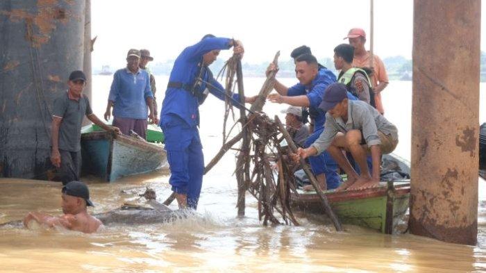 Polda Jambi membersihkan sampah secara serentak di bantaran sungai dekat  PDAM Pulau Pandan, Gentala Arasy dan kawasan Jalan Baru, Selincah.