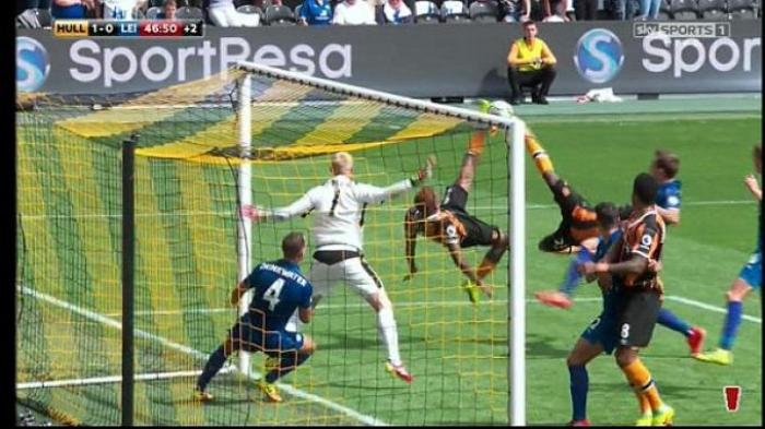 Dua pemain Hull City, Abel Hernandez dan Adama Diomande berakrobat melakukan salto menendang bola ke gawang Leicester