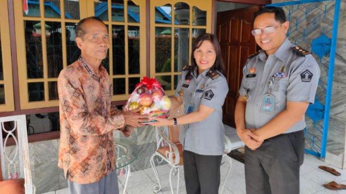 Dalam rangkaian peringatan Hari Pengayoman ke-79, Kantor Wilayah Kementerian Hukum dan HAM Jambi kunjungan silaturahmi KE beberapa sesepuh pengayoman, yaitu Saman Turnip (mantan Kepala Bidang Hukum) dan Heru Saputro (mantan Kepala Bidang HAM) pada Kanwil Kemenkumham Jambi.