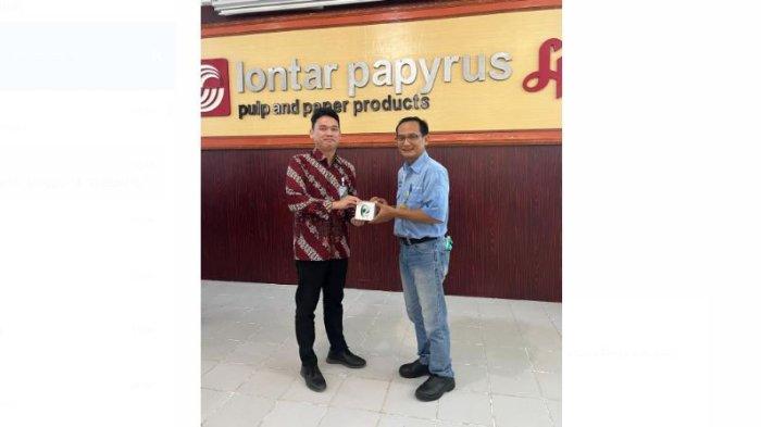  HR PT Lontar Setiyadi dan Kepala BPJS Ketenagakerjaan Cabang Jambi, Seto Tjahjono saat sosialisasi mengenai aplikasi Jamsostek Mobile (JMO) dan Manfaat Layanan Tambahan (MLT) pada Kamis, 10 Oktober 2024. Acara ini berlangsung di Aula Lontar Papyrus dan dihadiri oleh seluruh karyawan serta vendor perusahaan.