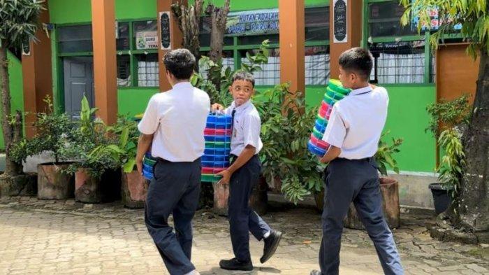 MAKAN BERGIZI GRATIS - Pada Senin (14/4/2025) siang ratusan kotak makan siang gratis tiba di SMPN 17 Kota Jambi.
