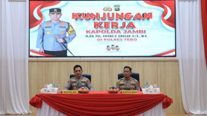 KUNJUNGAN -  Kapolda Jambi Irjen Pol. Krisno Halomoan Siregar,  bersama Ketua Bhayangkari Daerah Jambi, Evi Krisno H Siregar, beserta rombongan, melaksanakan kunjungan kerja ke Polres Tebo pada Selasa, Selasa (13/05/2025)