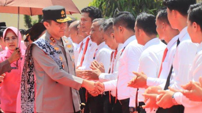 KUNJUNGAN -  Kapolda Jambi Irjen Pol. Krisno Halomoan Siregar,  bersama Ketua Bhayangkari Daerah Jambi, Evi Krisno H Siregar, beserta rombongan, melaksanakan kunjungan kerja ke Polres Tebo pada Selasa, Selasa (13/05/2025)