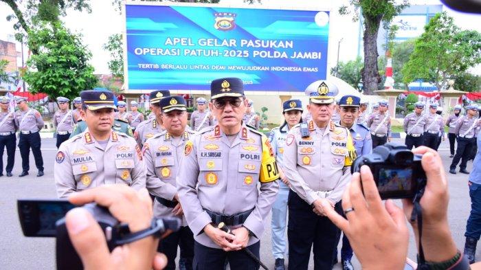Kapolda Jambi Brigjen Pol Krisno H Siregar pimpin Apel Gelar Pasukan Operasi Patuh 2025 di Lapangan Hitam Mapolda Jambi pada Senin, (14/07/2025)
