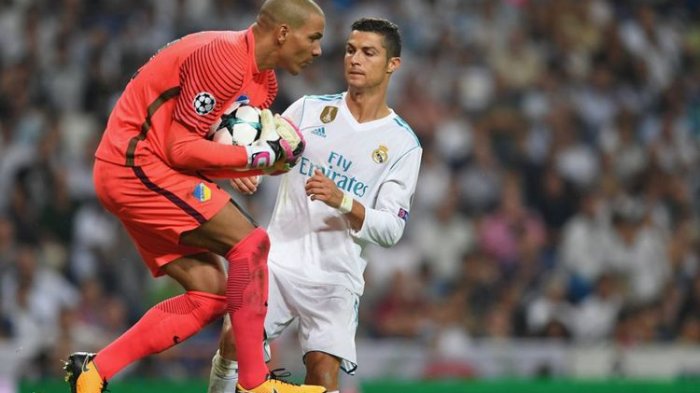 Kiper APOEL, Boy Waterman, dengan sigap menangkap bola yang coba dikejar penyerang Real Madrid, Cristiano Ronaldo, pada pertandingan Liga Champions di Stadion Santiago Bernabeu, Rabu (13/9/2017)