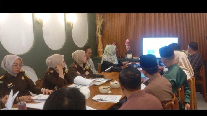 BPJS Kesehatan Cabang Jambi bersama Kejaksaan Negeri Jambi menggelar Forum Koordinasi Pengawasan dan Pemeriksaan Kepatuhan Badan Usaha terhadap Program Jaminan Kesehatan Nasional (JKN) di Cafe M Stand, Kota Jambi.