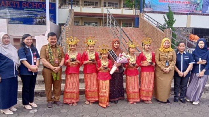 Bunda PAUD Kota Jambi, Dr. dr. Hj. Nadiyah Maulana, Sp.OG., melakukan kunjungan monitoring kegiatan Masa Pengenalan Lingkungan Sekolah (MPLS) di TK Unggul Sakti, Kelurahan Talang Banjar, Kecamatan Jambi Timur, Selasa (15/7/2025).