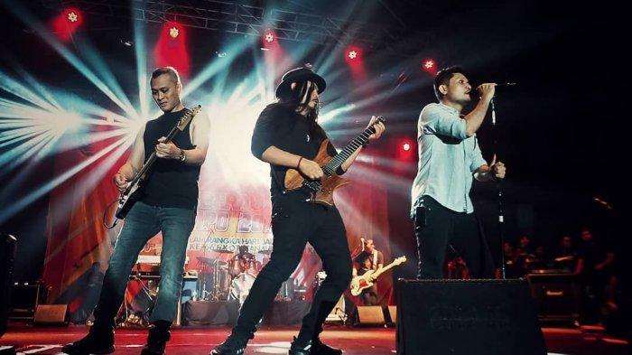 Andra and The BackBone.