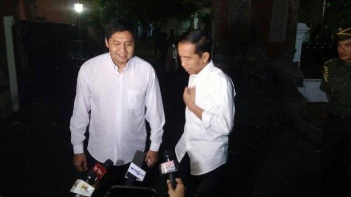Jokowi bertemu Maruarar Sirait di taman belakang Istana Merdeka, Minggu (20/10/2014) malam