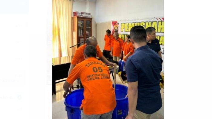 Ditresnarkoba Polda Jambi melaksanakan pemusnahan barang bukti narkoba hasil dari pengungkapan kasus tindak pidana narkotika pada bulan Juli 2024.