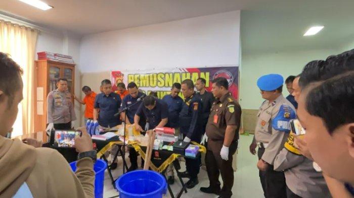 Ditresnarkoba Polda Jambi melaksanakan pemusnahan barang bukti narkoba hasil dari pengungkapan kasus tindak pidana narkotika pada bulan Juli 2024.