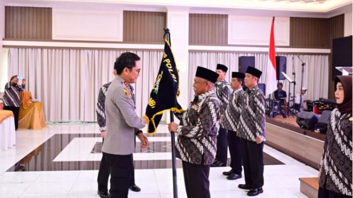 Kapolda Jambi Irjen Pol. Krisno H Siregar memimpin Pelantikan Ketua Persatuan Purnawirawan Polri (PP Polri) Daerah Jambi masa bakti 2024-2029 serta Penyerahan Pataka dan Syukuran HUT ke-26 PP Polri tahun 2025 pada Rabu, (16/07/2025)