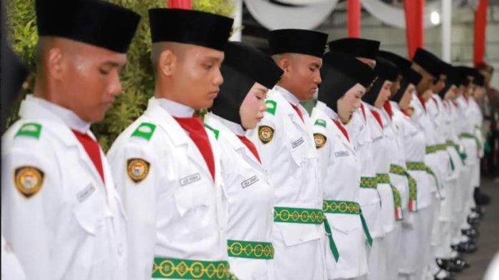 35 anggota Paskibraka yang terdiri dari putra-putri Tanjung Jabung Barat dikukuh oleh Bupati Anwar Sadat.