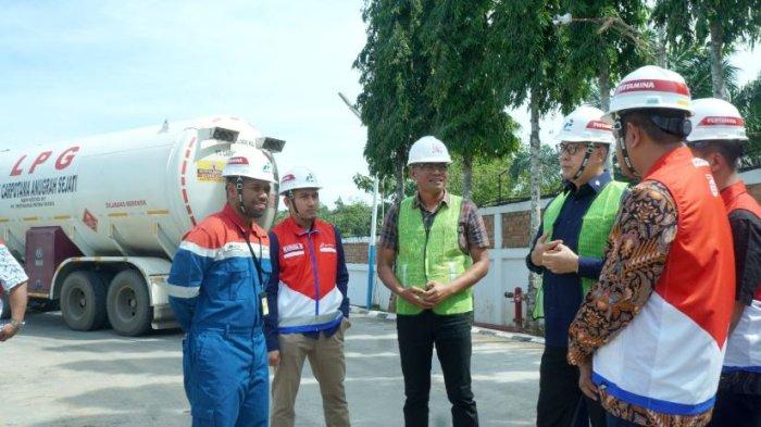 Anggota DPR RI Komisi XII, Syarif Fasha dan Rocky Chandra didampingi oleh DPRD Provinsi Jambi serta Executive General Manager Pertamina Patra Niaga Regional Sumbagsel, Erwin Dwiyanto melakukan kunjungan guna memastikan persiapan ketersediaan energi wilayah Jambi pada 11 Desember 2024.