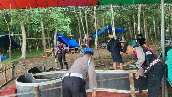 BAKU TEMBAK: Satreskrim Polres Tulangbawang saat gerebek dua lokasi yang dijadikan arena judi sabung ayam yang ada di perkebunan karet di Menggala. Terjadi insiden baku tembak saat polisi melakukan penggerebekan judi sabung ayam di wilayah Kampungkarang Manik, Nagara Batin, Way Kanan, Lampung. Berdasarkan informasi, 3 anggota polisi menjadi korban dalam insiden tersebut. Adapun penggerbakan judi sabung ayam itu terjadi tepatnya di Kampung Karang Manik, Kecamatan Negara Batin, Way Kanan, Lampung, pada Senin (17/3/2025) sore.