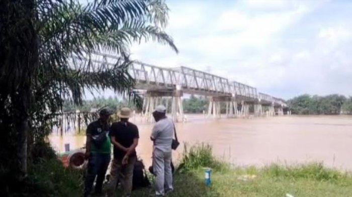 Jembatan di Muara tembesi, Kabupaten Batanghari, Jambi, yang tiang pengamannya ditabrak tongkang batubara belum lama ini