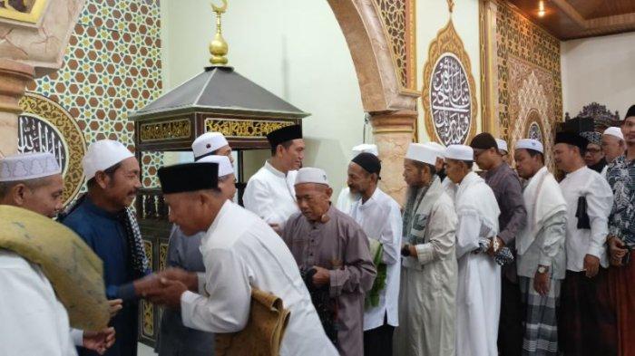 Bupati Batanghari Muhammad Fadhil Arief melaksanakan solat Idul Adha 1445 Hijriah di Masjid Rahmatullah Hutan Lindung di Kecamatan Muara Bulian pada Senin (17/6/2024) pagi.