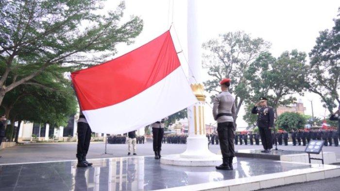 Kepolisian Daerah Jambi melaksanakan Upacara Kenaikan Duplikat Bendera Merah Putih Dalam Rangka HUT RI Ke-79 Tahun 2024 pada Sabtu, (17/08/2024)