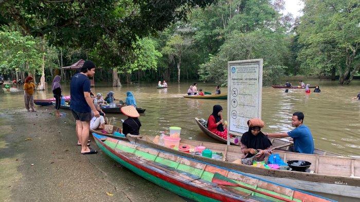 Wisata Pasar Terapung yakni wisata dadakan di disekitar kawasan komplek percandian Muaro Jambi.