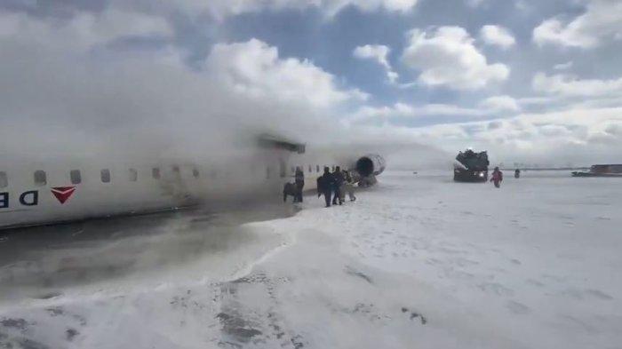 KECELAKAAN - Badai salju menyebabkan kecelawaan pesawat Delta Airlines di Bandara Toronto Pearson, Kanada, pada Senin (17/2/2025).