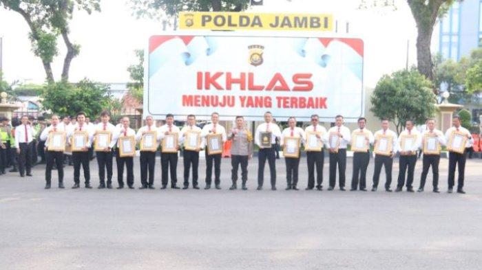 Kapolda Jambi, Irjen Pol Rusdi Hartono memimpin  Apel Pagi Personel  dan Pemberian penghargaan personel Polda Jambi, Senin (18/3/2024).