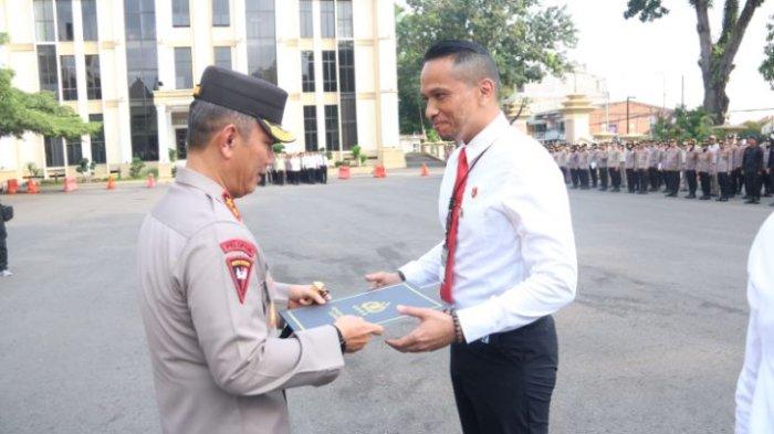 Kapolda Jambi, Irjen Pol Rusdi Hartono memimpin  Apel Pagi Personel  dan Pemberian penghargaan personel Polda Jambi, Senin (18/3/2024).