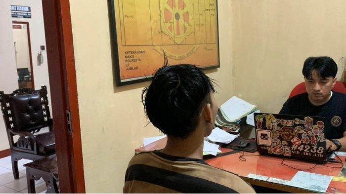 TERSANGKA - Tersangka pembunuhan di kos di kawasan Kelurahan Payo Lebar, Kecamatan Jelutung, Kota Jambi disebut sudah merencanakan pembunuhan. Tersangka membeli racun dari toko online.