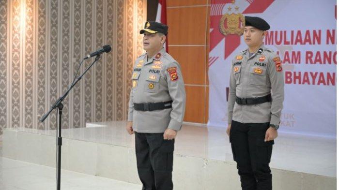 UPACARA -  Wakapolda Jambi, Brigjen Pol. M. Mustaqim bertindak selaku inspektur upacara Pemuliaan Nilai-Nilai Tribrata sebagai bagian dari rangkaian Pembinaan Tradisi Polri pada peringatan Hari Bhayangkara ke-79 di Polda Jambi, Rabu (18/6/2025)