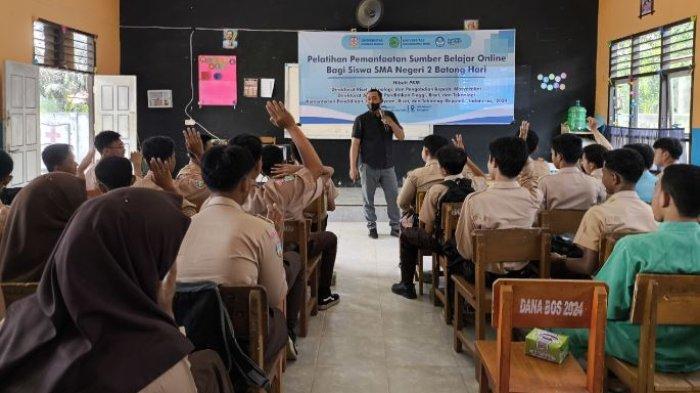 PKM Universitas Dinamika Bangsa dan Universitas Muhammadiyah Jambi melakukan kegiatan penting untuk meningkatkan kapasitas jaringan komunikasi data di SMA Negeri 2 Batanghari