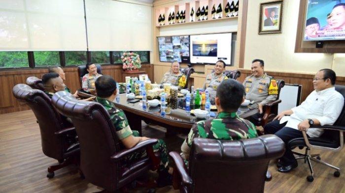 Kapolda Jambi Irjen Pol Rusdi Hartono terima dengan hangat silaturahmi Danrem 042/Gapu Brigjen TNI Heri Purwanto di Mapolda Jambi pada Senin, (18/11/2024)
