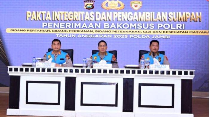 Kepala Biro Sumber Daya Manusia (Karo SDM) Polda Jambi, Kombes Pol Maulana Hamdan didampingi oleh Kabid Humas Polda Jambi, Kombes Pol Mulia Prianto dan Auditor Kepolisian Madya TK III Itwasda Polda Jambi, Kombes Pol Mardiono.
