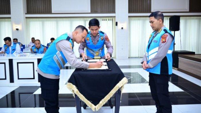 Polda Jambi melaksanakan Pakta Integritas dan Pengambilan Sumpah bagi calon Bintara Kompetensi Khusus (Bakomsus) Polri T.A 2025 Polda Jambi pada Senin, (18/11/2024)