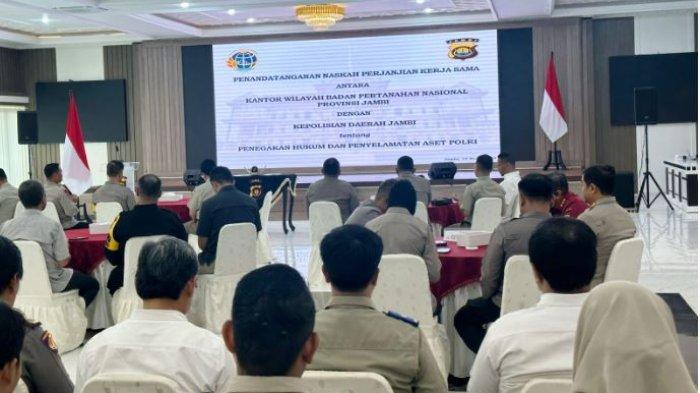 Penandatanganan Naskah Perjanjian Kerjasama antara Polda Jambi dengan Kantor Wilayah BPN Provinsi Jambi tentang Penegakkan Hukum dan Penyelamatan Aset Polri pada Selasa (19/3/2024)