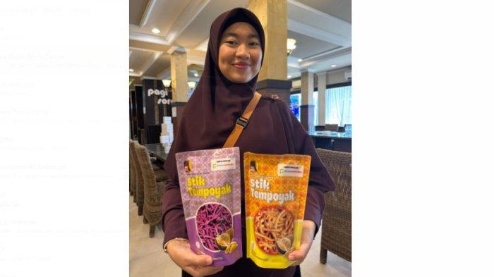 UMKM - Thiur Maita Lubis, istri dari Awak Mobil Tangki  (AMT) PT Elnusa Petrofin wilayah operasi Jambi. Thiur Maita Lubis, owner Aksena Snack, UMKM binaan PT Elnusa Petrofin melalui program CSR UMKM Academy.