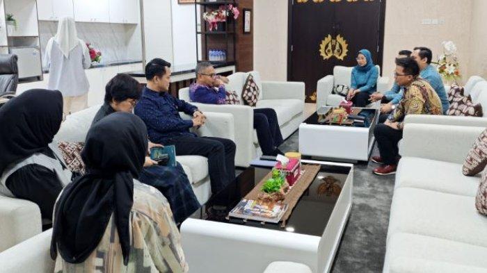 KUNJUNGAN - BPJS Ketenagakerjaan melakukan kunjungan dan silaturahmi ke Bank Jambi pada Kamis, 20 Februari 2025