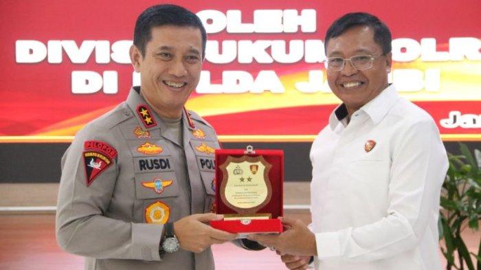 PENYULUHAN - Kapolda Jambi Irjen Pol Rusdi Hartono dan  Kabag Luhkum, Kombes Pol. Mohammad Rois saat Penyuluhan Hukum Divkum Polri mengenai UU No. 01 Tahun 2023 Tentang KUHP dan Penggunaan Senjata Api di aula lantai 3 gedung Siginjai Polda Jambi.