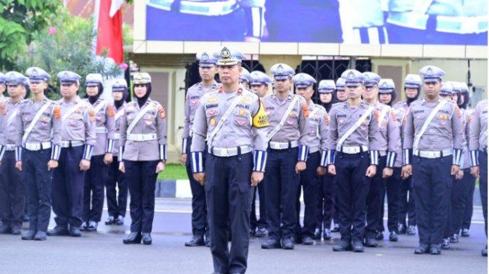OPERASI KETUPAT - Polda Jambi menggelar apel gelar pasukan Operasi Ketupat Tahun 2025 yang berlangsung di Lapangan Hitam Mapolda Jambi, pada Kamis, (20/03/2025)
