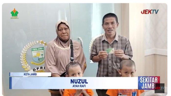 BANTUAN - Ketua DPRD Kota Jambi, Kemas Faried Alfarelly pada Rabu (18/6/2025), memberikan perlindungan jaminan sosial ketenagakerjaan selama satu tahun kepada Nuzul Husmi, seorang pekerja rentan yang merupakan orangtua dari Raffi, anak yang usai tengah menjalani masa pemulihan pasca sakit Sindrom Stevens-Johnson (SJS) dan dirawat di RS Raden Mattaher.