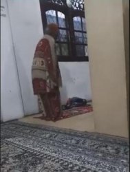 VIDEO: Kasihan! Jangan Divideokan Lagi Ibu Ini Saat Salat. Netizen ...