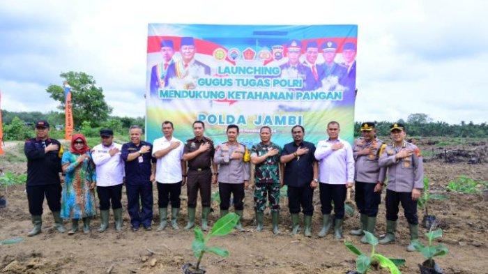Kapolda Jambi Irjen Pol Rusdi Hartono bersama Danrem 042 Gapu Brigjen TNI Heri Purwanto, dan Forkopimda Jambi melaksanakan Launching Gugus Tugas Polri dalam mendukung ketahanan pangan pada Rabu, (20/11/2024)