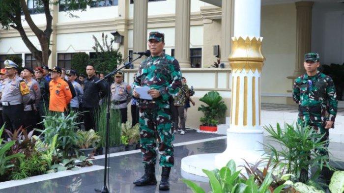 Danrem 042/Gapu Brigjen TNI Purwanto saat  Apel Gelar Pasukan Operasi Lilin 2025 Polda Jambi Dalam Rangka Pengamanan Natal 2024 dan Tahun Baru 2025 di Provinsi Jambi pada Jum'at, (20/12/2024)
